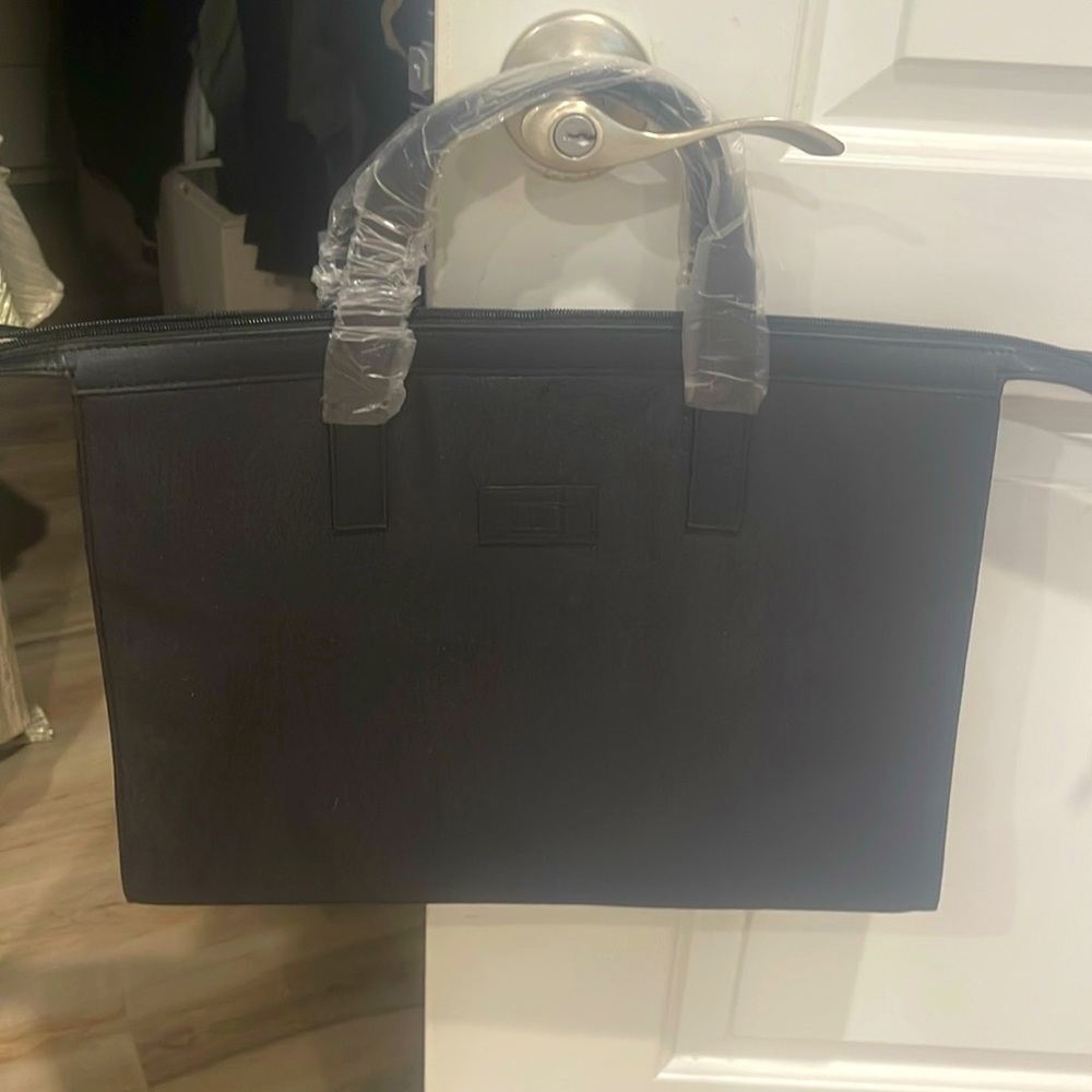 New never used Giorgio Armani beauty duffel bag⭐️⭐️⭐️⭐️⭐️